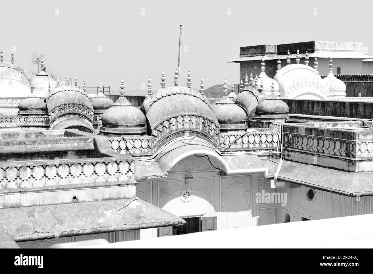 Dachterrasse von Madhavendra Bhavan, in Nahargarh Fort in Schwarz und Weiß. Stockfoto