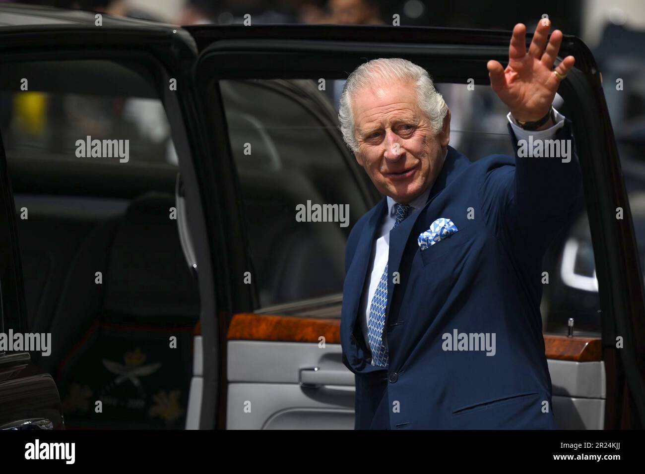 König Karl III. Winkt den Besuchern bei einem Besuch mit Queen Camilla im Covent Garden, London, zu. Bilddatum: Mittwoch, 17. Mai 2023. Stockfoto