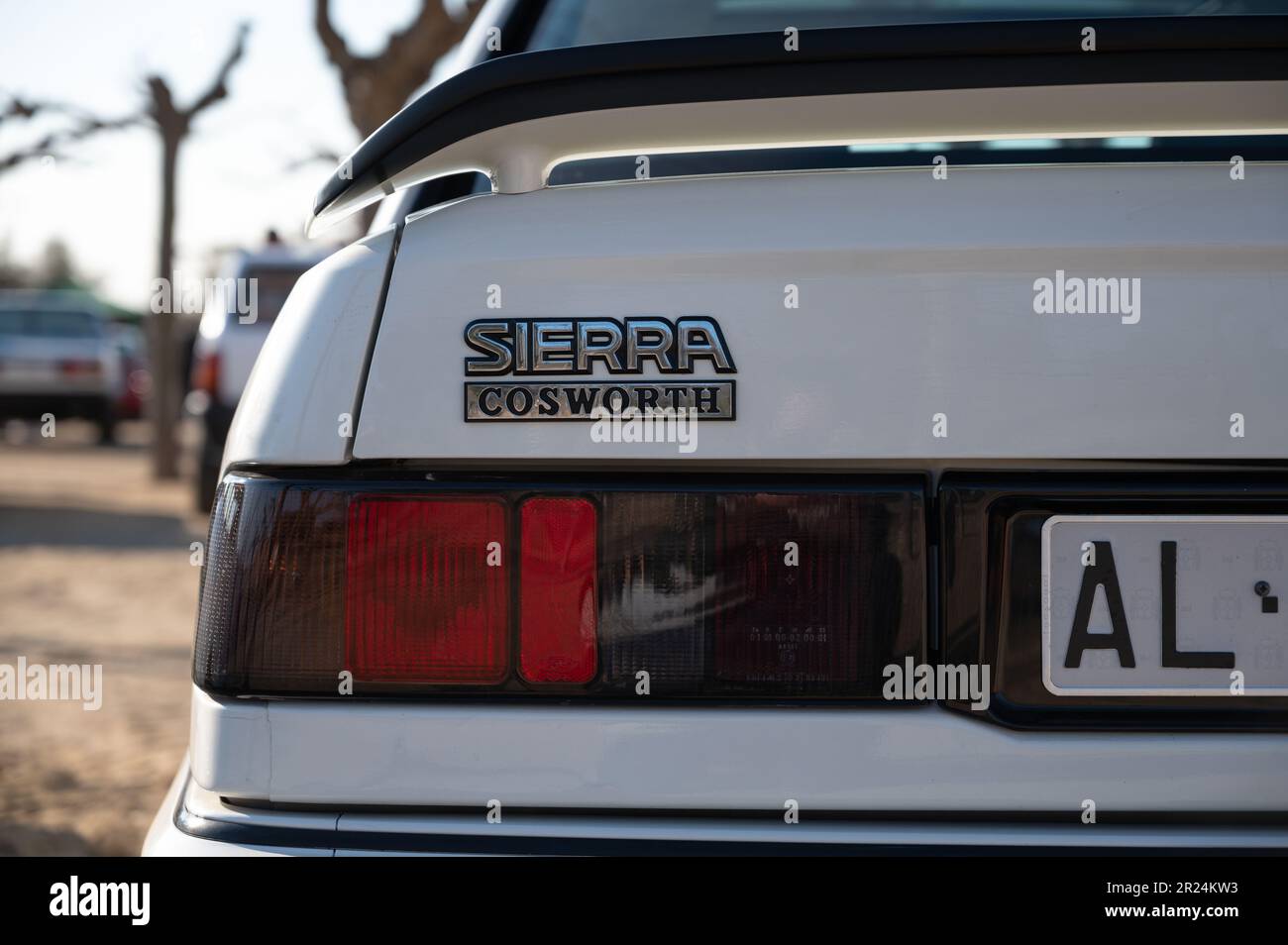 Detail eines wunderschönen weißen Ford Sierra Cosworth. Emblem und Rücklicht Stockfoto