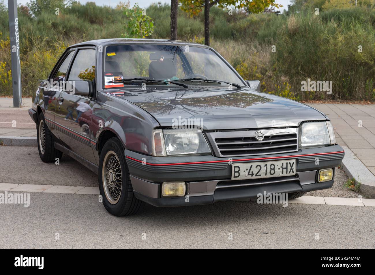 Vorderansicht eines alten dunkelgrauen Opel Ascona 2,0, den ich auf der Straße geparkt habe Stockfoto