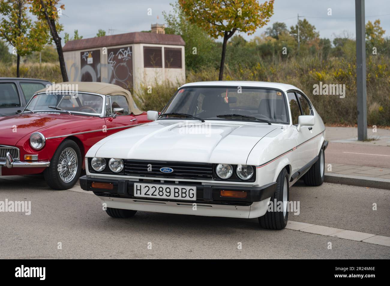 Detail eines schönen, klassischen Ford Capri 2,8-Injektors, der auf der Straße parkt Stockfoto