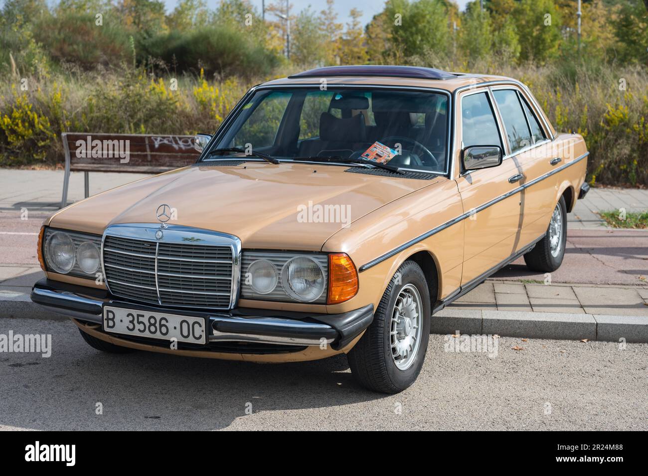 Vorderansicht eines klassischen cremefarbenen Mercedes Benz W123 200D Stockfoto