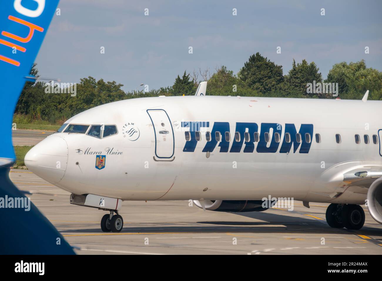 Otopeni, Rumänien - circa 2023: Tarom, die nationale Fluggesellschaft Rumäniens, Name auf der Vorderseite des Flugzeugs. Stockfoto