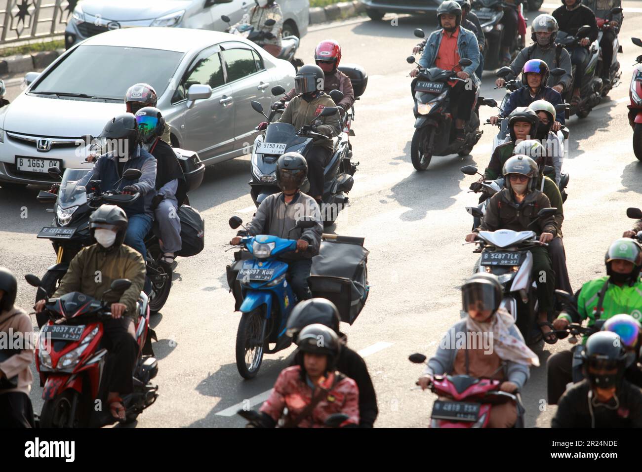 Jakarta, Indonesien-14. Mai 2023: Geschäftiger Verkehr mit chaotischen Fahrzeugen, die sich auf der Autobahn herumtreiben. Stockfoto