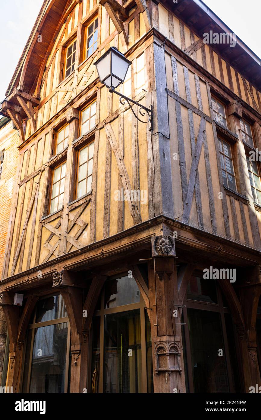 Fachwerkhaus mit Laterne im Stadtzentrum von Troyes, Frankreich Stockfoto