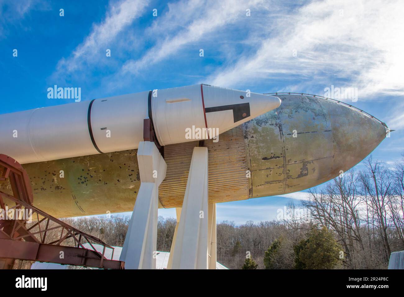 Huntsville USA 10. Februar 2023: Der externe Tank des Space Shuttle und der Space Shuttle Solid Rocket Booster in den USA Weltraum-Raketenzentrum. Stockfoto