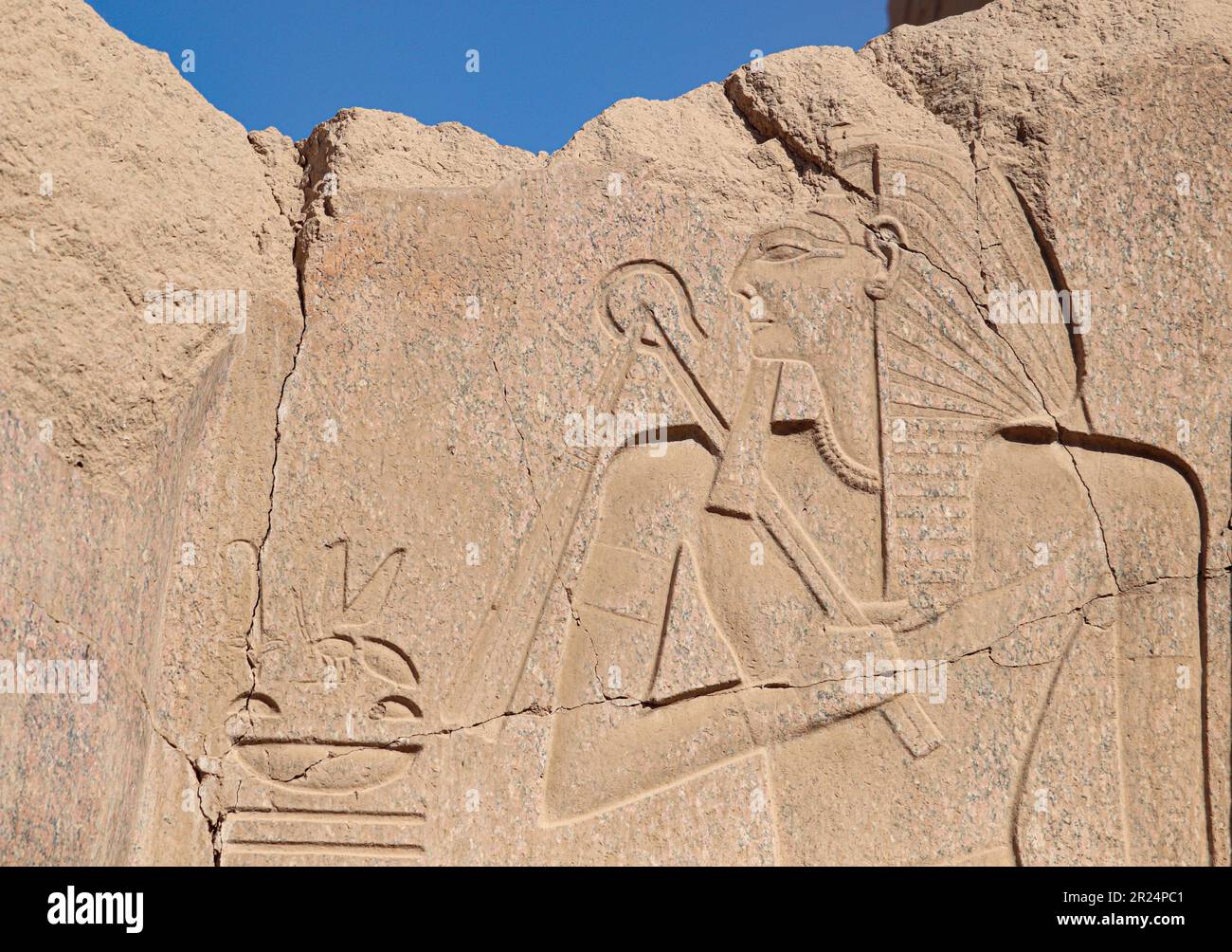 Alte ägyptische Statuen im Karnak-Tempel in Luxor, Ägypten Stockfoto