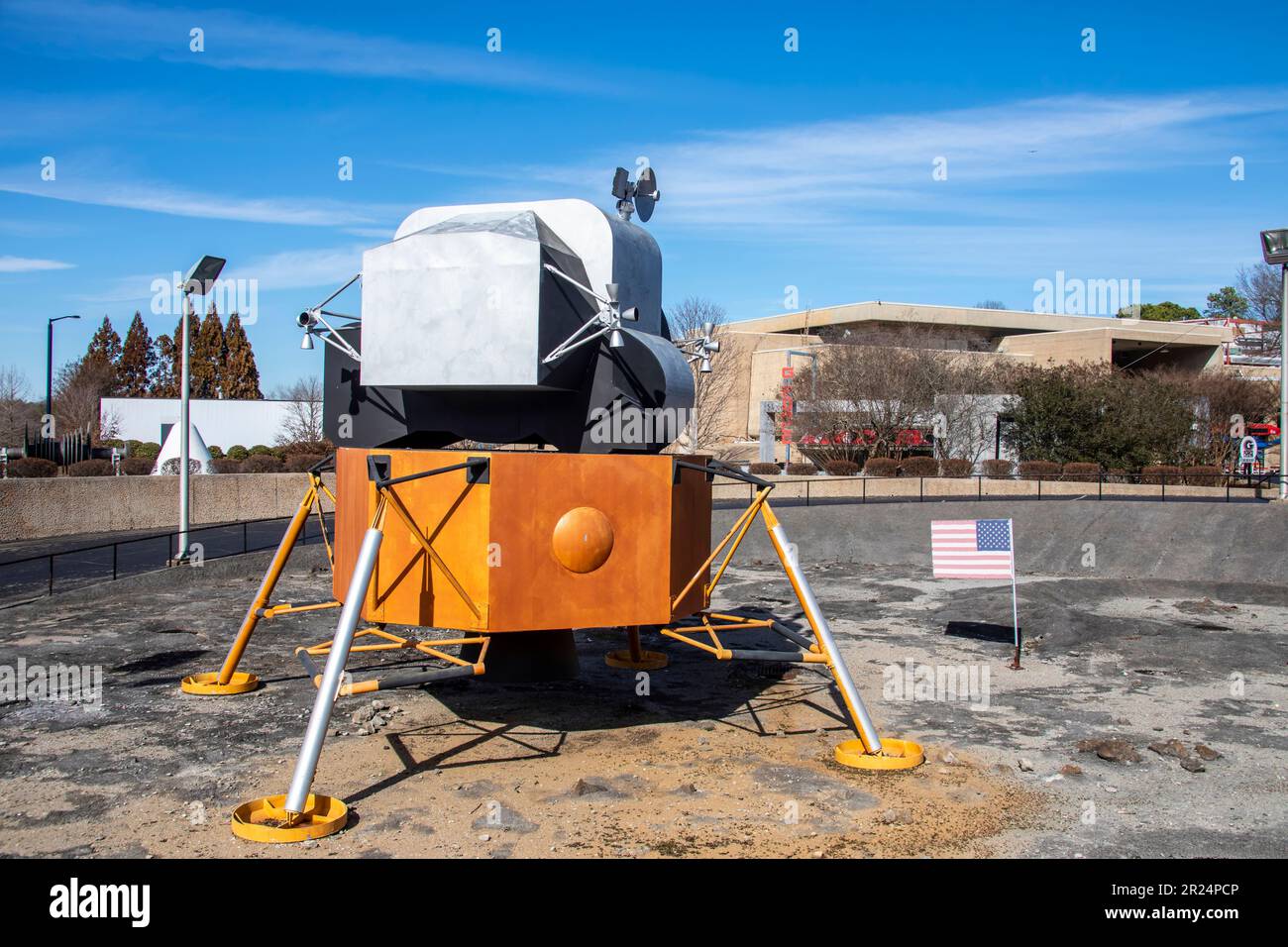 Huntsville USA 10. Februar 2023: Das Apollo Lunar Excursion Module (LEM) mit US-Flagge in den USA Weltraum-Raketenzentrum. Wurde wie ein Campingzelt benutzt Stockfoto