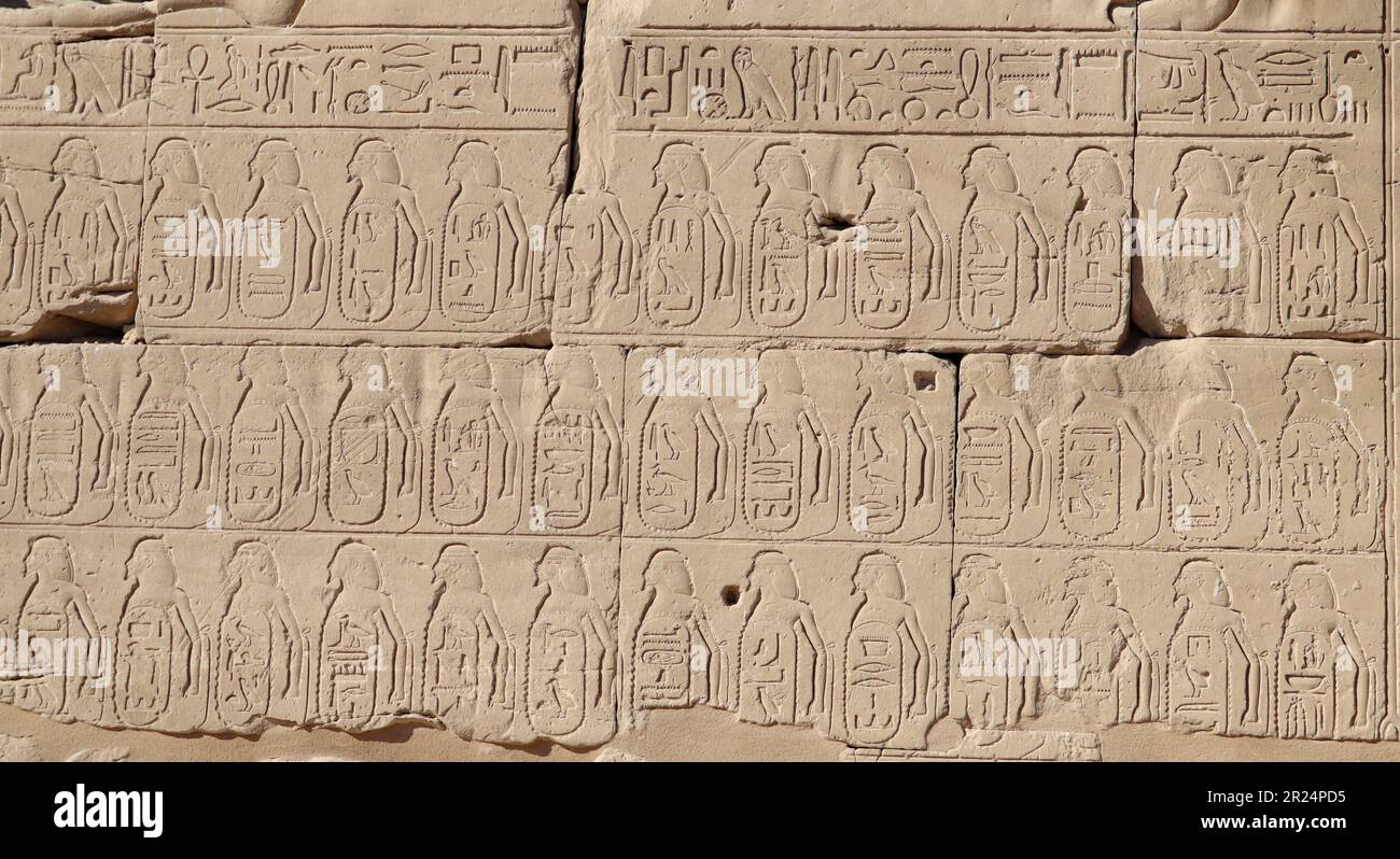 Alte ägyptische Hieroglyphen, die in die Wände des Karnak-Tempels in Luxor, Ägypten, geschnitzt wurden Stockfoto