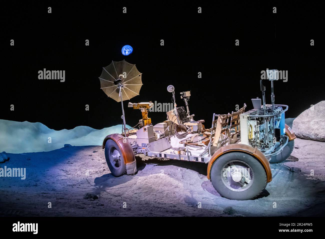 Houston, USA, 4. Februar 2023: Lunar Roving Vehicle (LRV) im Space Center Houston. Ein batteriebetriebener vierrädriger Rover, der auf dem Mond eingesetzt wird Stockfoto