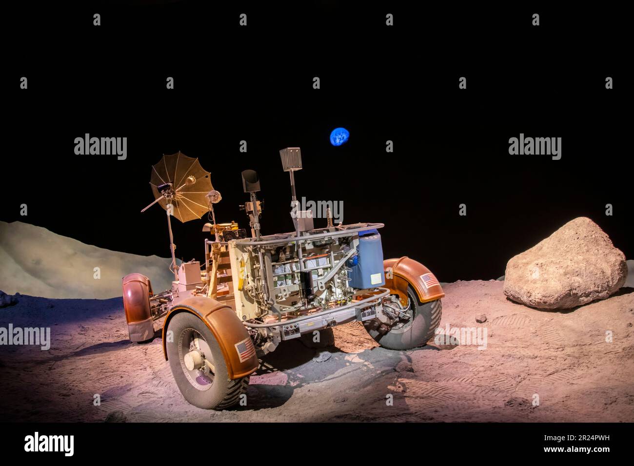 Houston, USA, 4. Februar 2023: Lunar Roving Vehicle (LRV) im Space Center Houston. Ein batteriebetriebener vierrädriger Rover, der auf dem Mond eingesetzt wird Stockfoto