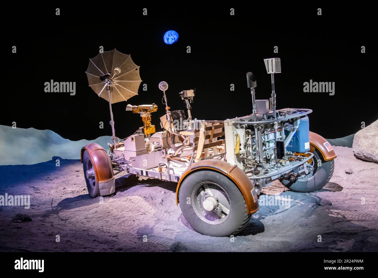 Houston, USA, 4. Februar 2023: Lunar Roving Vehicle (LRV) im Space Center Houston. Ein batteriebetriebener vierrädriger Rover, der auf dem Mond eingesetzt wird Stockfoto