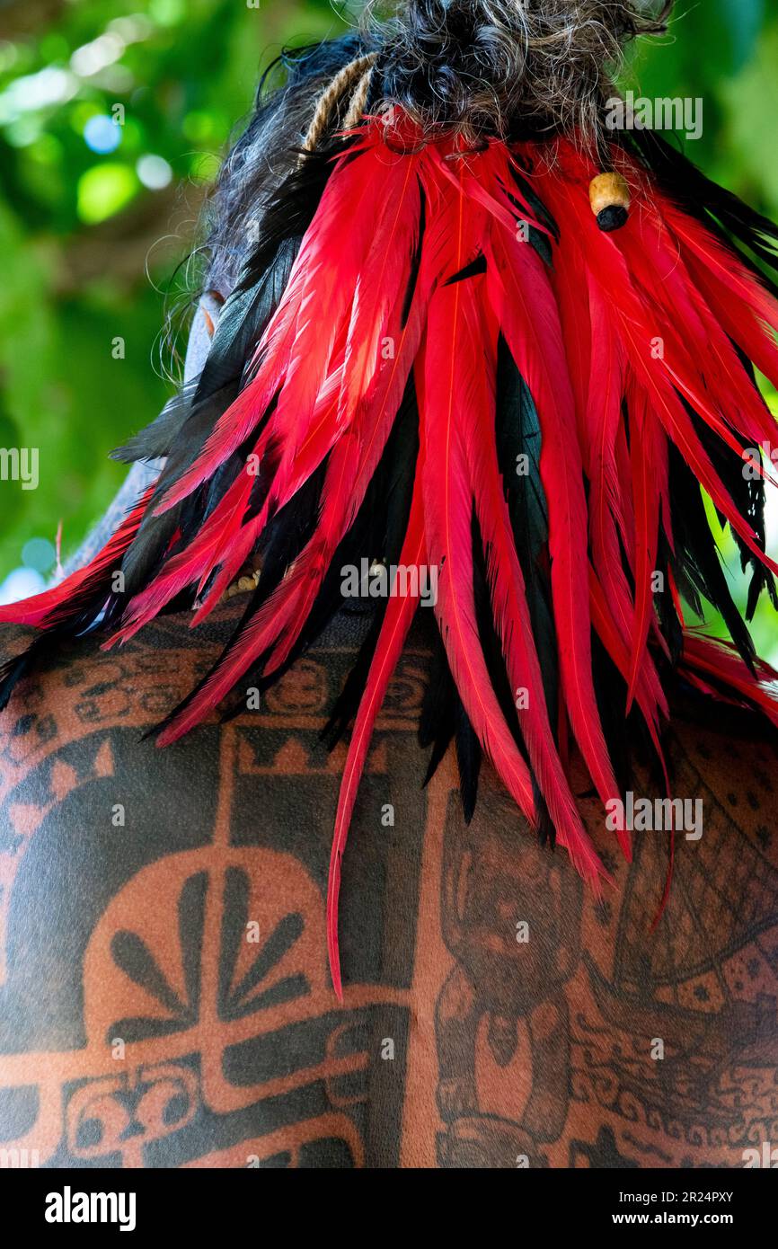 Französisch-Polynesien, Gesellschaftsinseln, Raiatea. Dorfcheif bedeckt mit traditionellen Tattoos. Stockfoto
