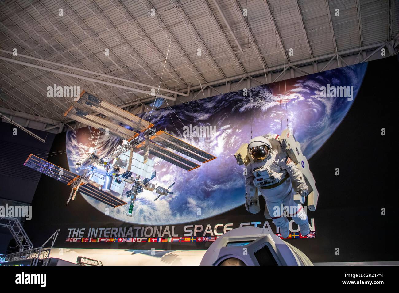 Houston USA 4. Februar 2023: Die internationale Raumstation und das Astronautenmodell im Space Center Houston, der größten modularen Raumstation der Low Earth Stockfoto
