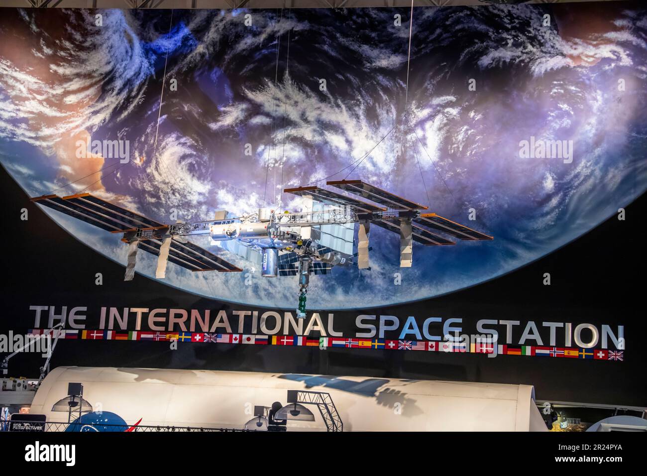 Houston USA 4. Februar 2023: Die internationale Raumstation und das Astronautenmodell im Space Center Houston, der größten modularen Raumstation der Low Earth Stockfoto