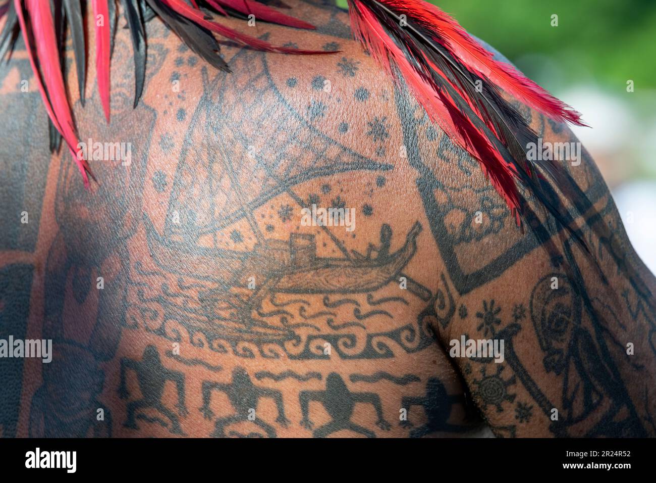 Französisch-Polynesien, Gesellschaftsinseln, Raiatea. Dorfältester mit traditionellen Tattoos bedeckt. Stockfoto