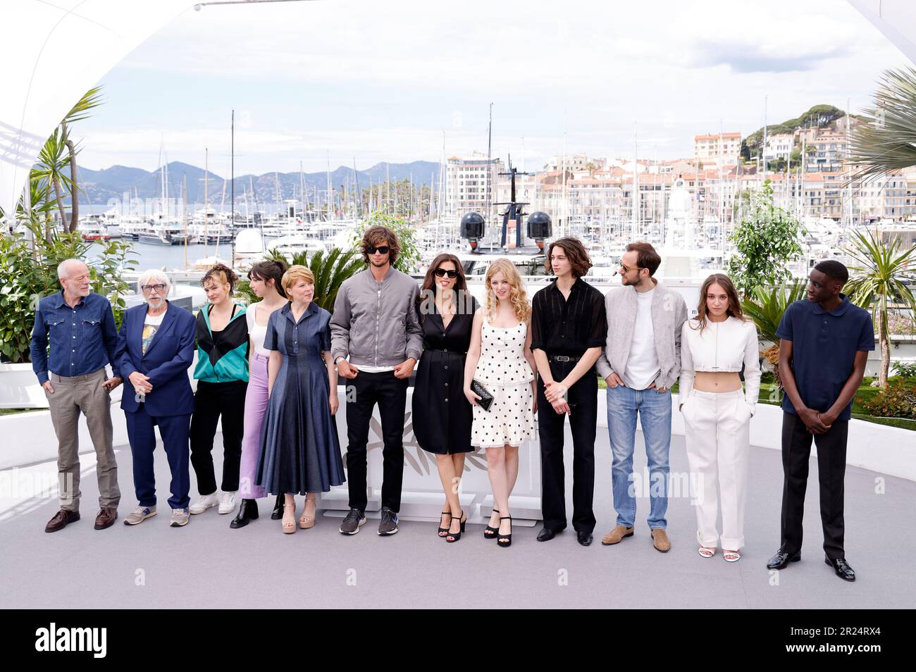 Cannes, Frankreich. 17. Mai 2023. Pascal Greggory, Pierre Richard, Laura Le Velly, Suzanne de Baecque, India Hair, Diego Le Fur, Maiwenn, Pauline Pollmann, Thibault Bonenfant, Benjamin Lavernhe, Capucine Valmary und Djibril Djimo beim Photocall zum Kinofilm 'Jeanne du Barry' auf dem Festival de Cannes 2023/76. Internationale Filmfestspiele von Cannes am Palais des Festivals. Cannes, 17.05.2023 Kredit: Geisler-Fotopress GmbH/Alamy Live News Stockfoto