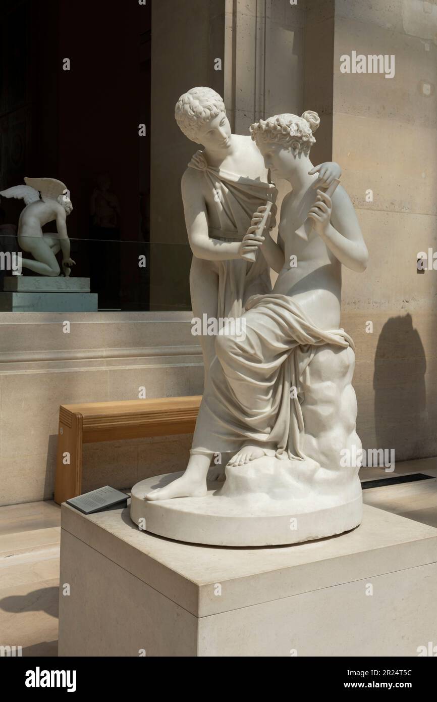 Paris, Frankreich - 05 13 2023: Louvre Museum. Daphnis und Chloe von Jean-Pierre Cortot Stockfoto