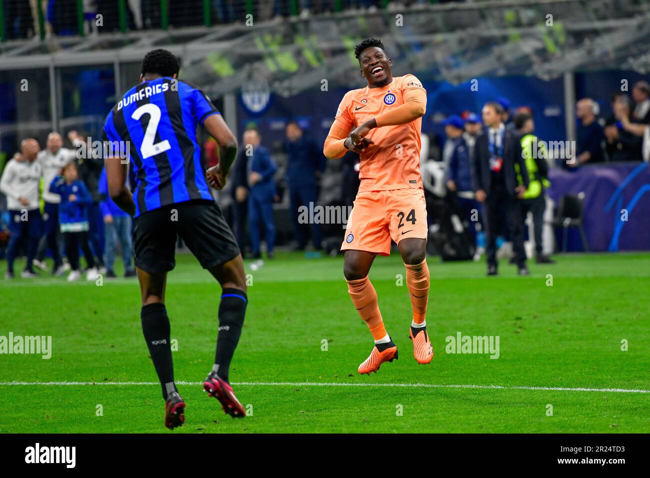 Mailand, Italien. 16. Mai 2023. Torwart Andre Onana (24) von Inter sah nach dem UEFA Champions League-Spiel zwischen Inter und AC Mailand bei Giuseppe Meazza in Mailand mit Denzel Dumfries (2) tanzen. (Foto: Gonzales Photo/Alamy Live News Stockfoto