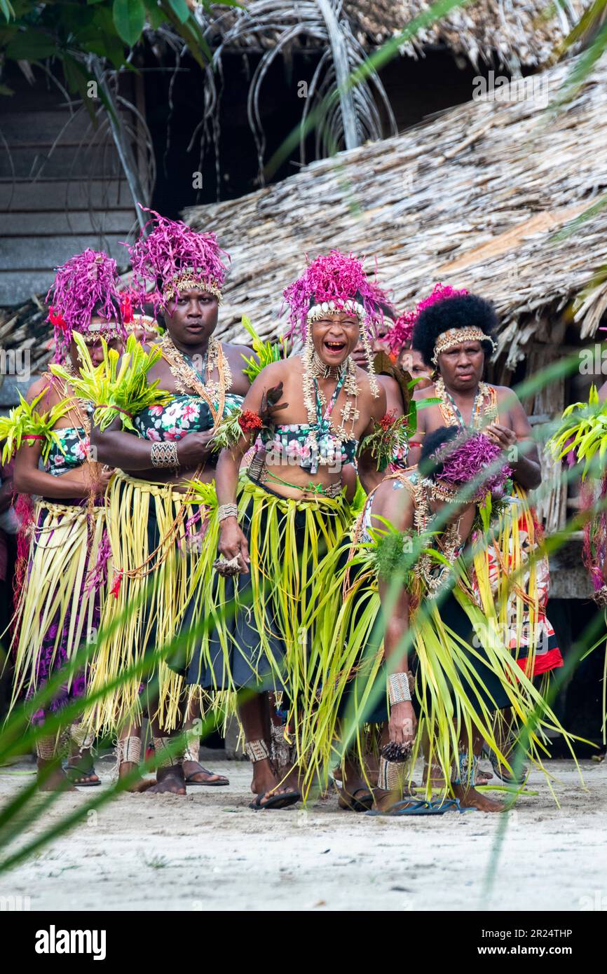 Salomonen, Santa Ana alias Owaraha, Dorf Ghupuna. Traditioneller Willkommenstanz. Stockfoto