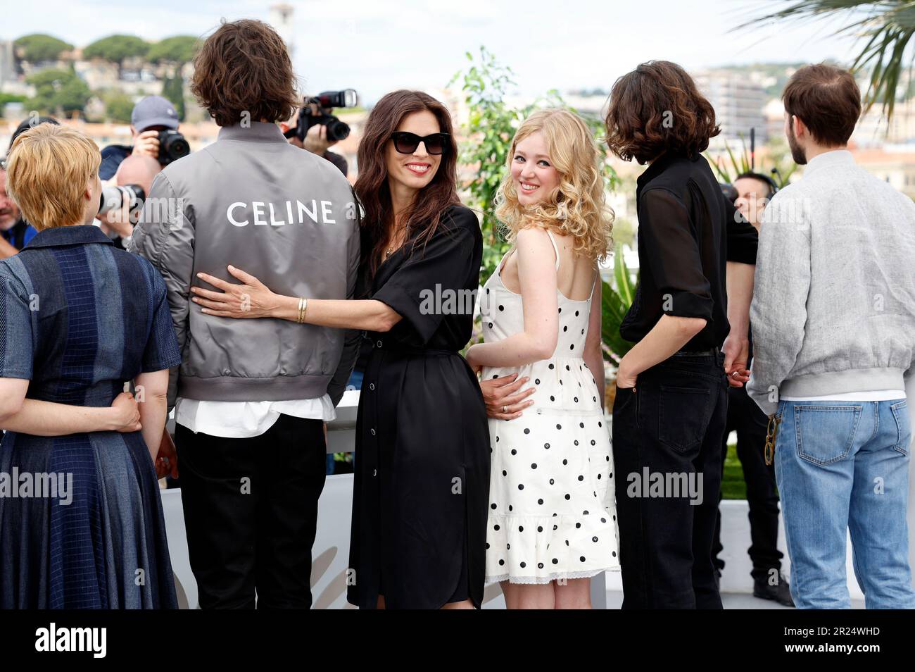 Cannes, Frankreich. 17. Mai 2023. India Hair, Diego Le fur, Maiwenn, Pauline Pollmann, Thibault Bonenfant und Benjamin Lavernhe beim Photocall zum Kinofilm 'Jeanne du Barry' auf dem Festival de Cannes 2023/76. Internationale Filmfestspiele von Cannes am Palais des Festivals. Cannes, 17., 05,2023 Kredit: Geisler-Fotopress GmbH/Alamy Live News Stockfoto