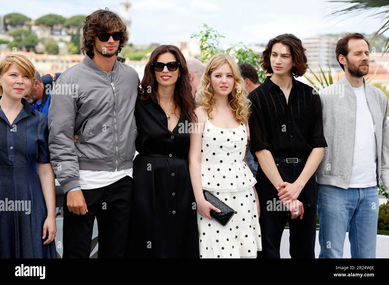 Cannes, Frankreich. 17. Mai 2023. India Hair, Diego Le fur, Maiwenn, Pauline Pollmann, Thibault Bonenfant und Benjamin Lavernhe beim Photocall zum Kinofilm 'Jeanne du Barry' auf dem Festival de Cannes 2023/76. Internationale Filmfestspiele von Cannes am Palais des Festivals. Cannes, 17., 05,2023 Kredit: Geisler-Fotopress GmbH/Alamy Live News Stockfoto