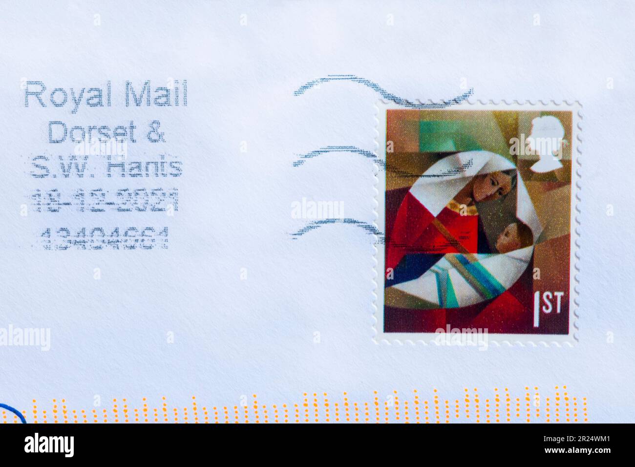Weihnachtsstempel der Klasse 1., aufgeklebt auf weißem Umschlag 2022 Stockfoto