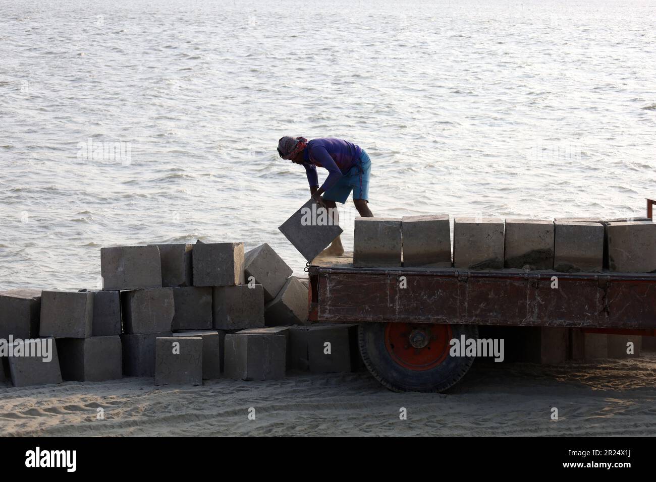 Louhajung, Munshigonj, Bangladesch. 17. Mai 2023. Der Fluss Padma ist ein sehr erosiver Fluss. Die Arbeiter tragen Betonblöcke mit einem Gewicht von 160 kg, um einen Damm zu bauen, der den Einsturz des Ufers des Padma in Louhajung upazila in Munshiganj verhindert. (Kreditbild: © Syed Mahabubul Kader/ZUMA Press Wire) NUR REDAKTIONELLE VERWENDUNG! Nicht für den kommerziellen GEBRAUCH! Stockfoto