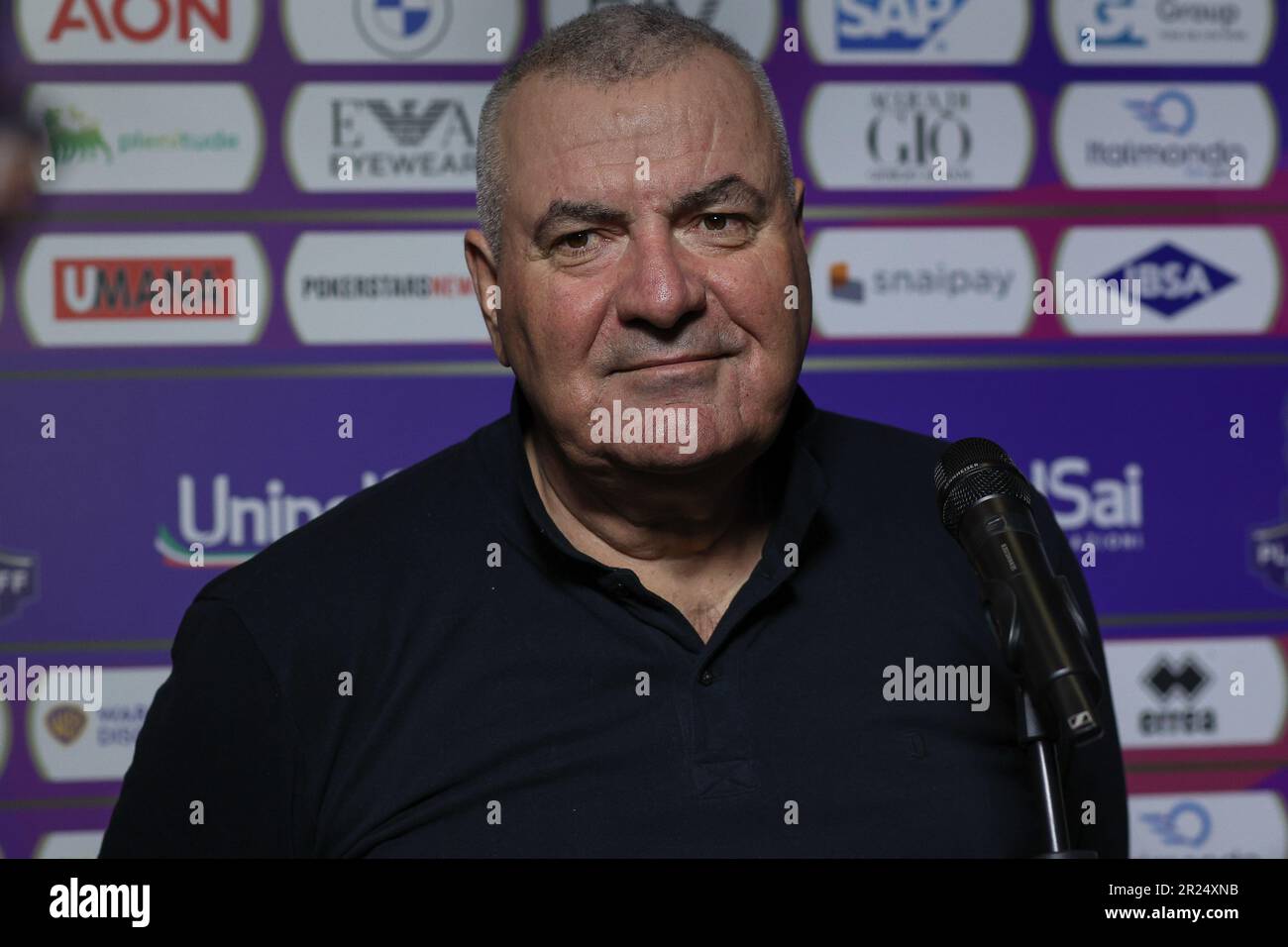 Mailand, Italien. 15. Mai 2023. Italien, Mailand, Mai 15 2023: Jasmin Repesa (Pesaro Cheftrainer) Vorspiel-Interview während des Basketballspiels EA7 Emporio Armani Milan vs Pesaro, QF Playoff game2 LBA 2022-2023 (Kreditbild: © Fabrizio Andrea Bertani/Pacific Press via ZUMA Press Wire) NUR REDAKTIONELLE VERWENDUNG! Nicht für den kommerziellen GEBRAUCH! Stockfoto