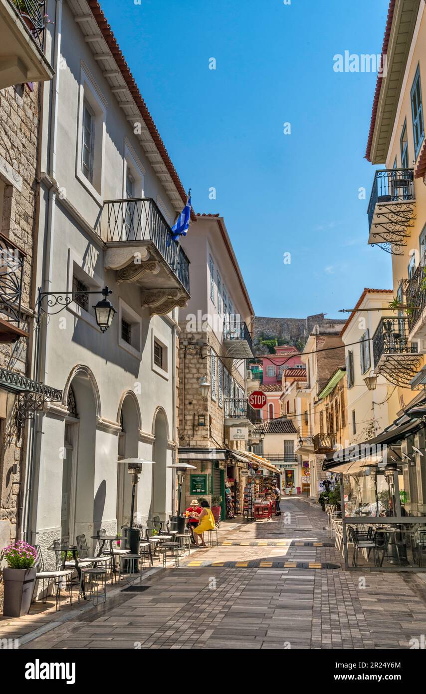 Aggelou Terzaki Straße, Akronauplia Festung in der Ferne, Altstadt in Nafplio (Nauplia, Nafplio), Peloponnes Halbinsel, Griechenland Stockfoto