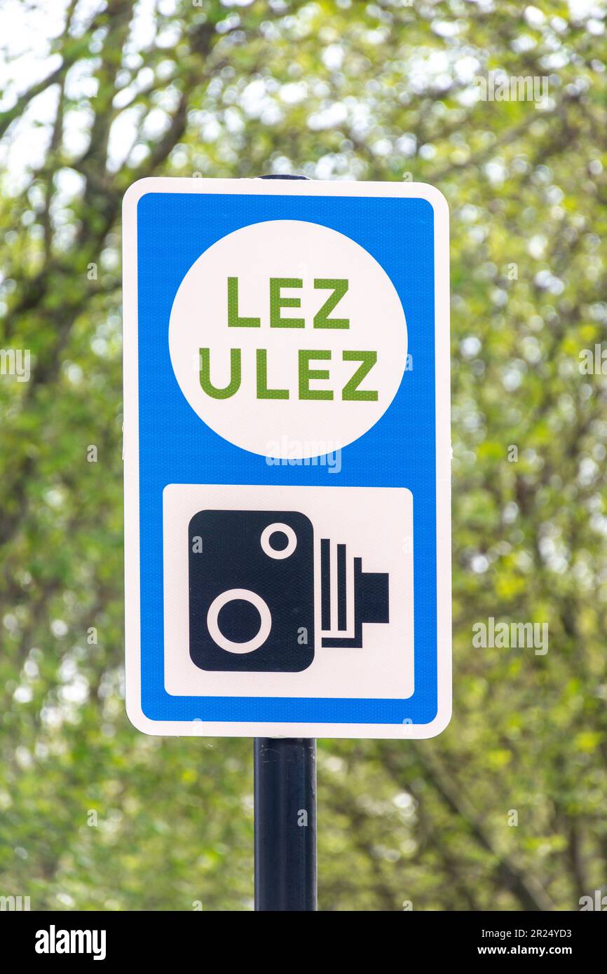 Schild für Ultra Low Emission Zone (ULEZ), Chiswick High Road., Chiswick, London Borough of Hounslow, Greater London, England, Vereinigtes Königreich Stockfoto