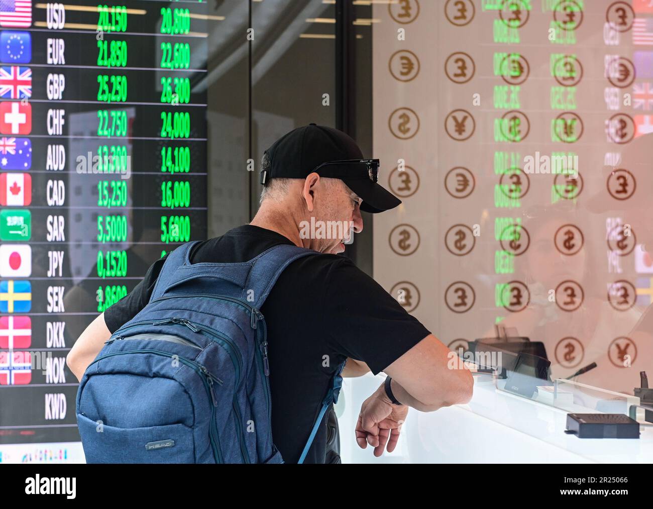 Istanbul, T¨¹rkiye. 15. Mai 2023. Ein Mann tauscht Geld in einem Wechselbüro in Istanbul, T¨¹rkiye, am 15. Mai 2023. Die türkische Lira erreichte am Dienstag einen Rekordtief von 19,70 Dollar gegenüber dem US-Dollar, da die Präsidentschaftswahlen am 28. Mai nach der unschlüssigen Abstimmung am Sonntag zu einem Absturz kommen. Auf dem freien Markt stieg der Wechselkurs am Montag auf bis zu 22 Lira pro Dollar, bevor er am Dienstag wieder auf 20,25 zurückfiel. Kredit: Omer Kuscu/Xinhua/Alamy Live News Stockfoto