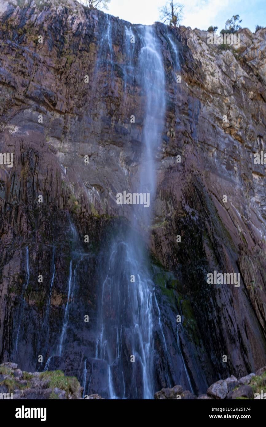 Der majestätische Wasserfall des Ason River: Entdecken Sie die friedliche Schönheit der Natur von Kantabrien Stockfoto