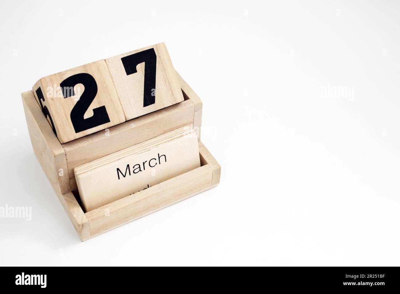 Ewiger Kalender aus Holz, der den 27. März zeigt Stockfoto