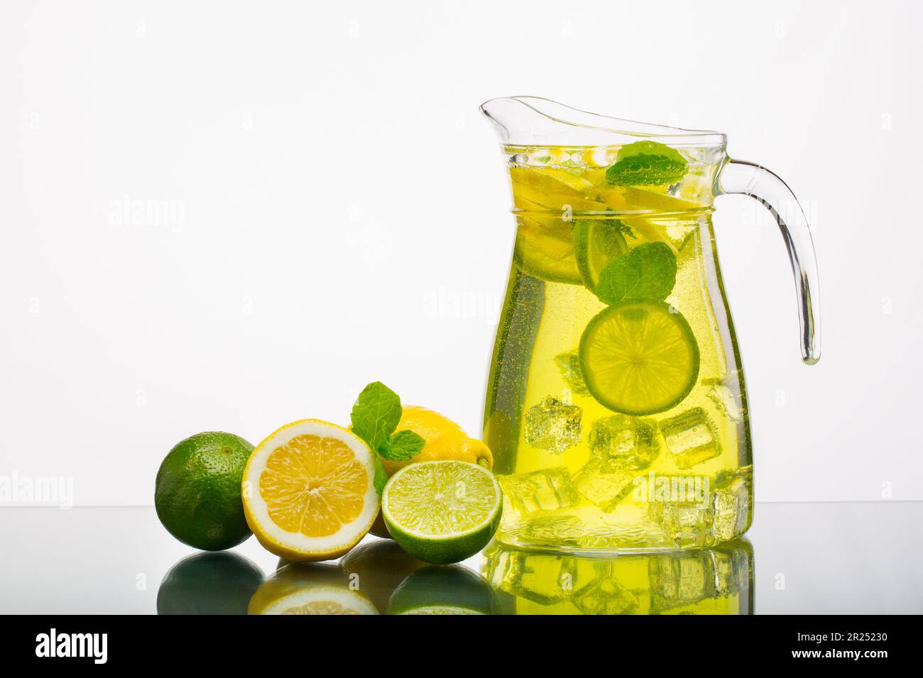 Limonade Krug mit Zitrone Stockfoto