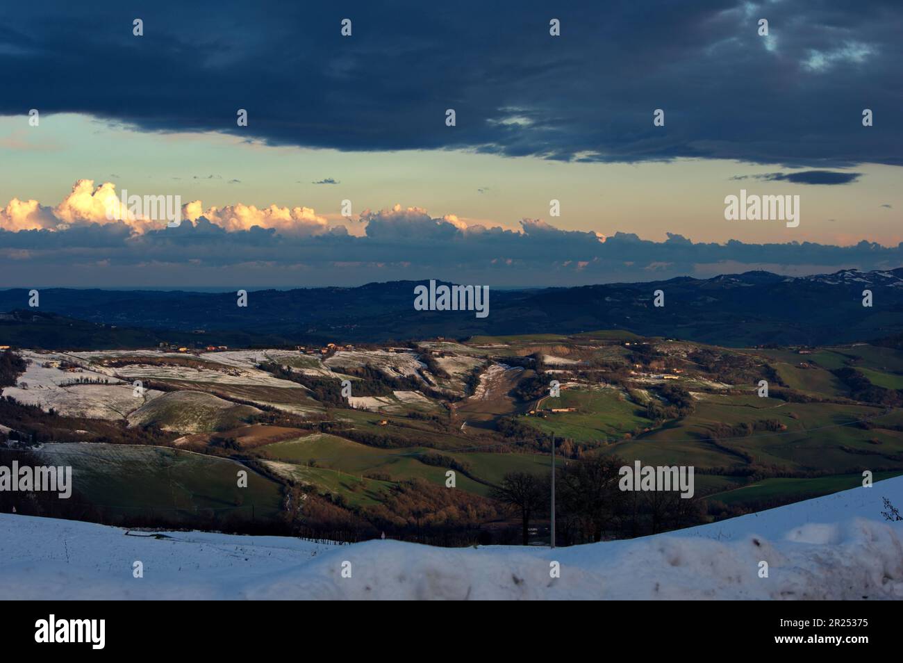 Ultimi raggi di luce sulle colline Innevate del Montefeltro Stockfoto