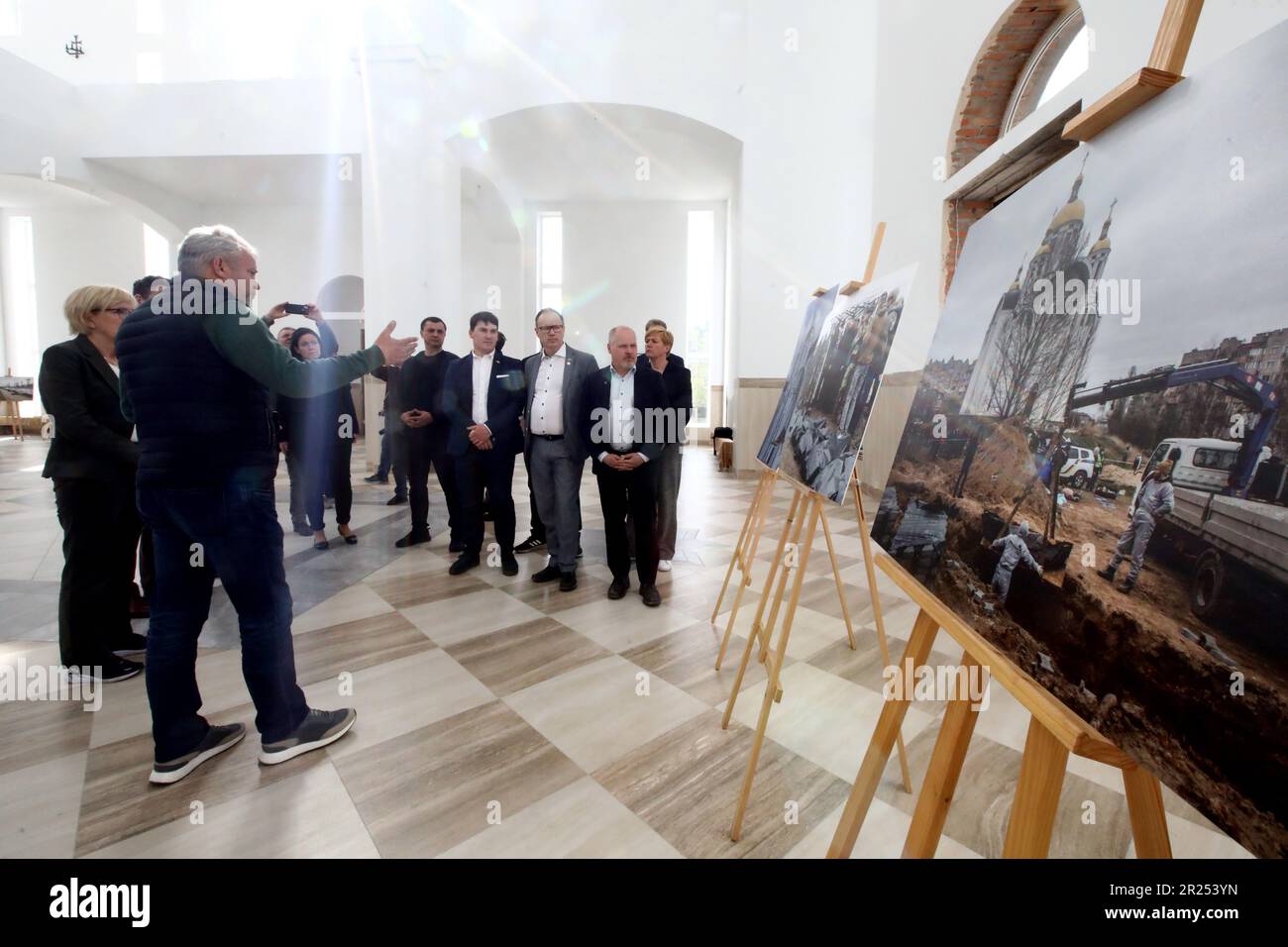 Nicht exklusiv: BUCHA, UKRAINE - 16. MAI 2023 - Bucha, Stadthauptquartier Anatolii Fedoruk (L) und Mitglieder der Delegation des Ausschusses für auswärtige Angelegenheiten Stockfoto