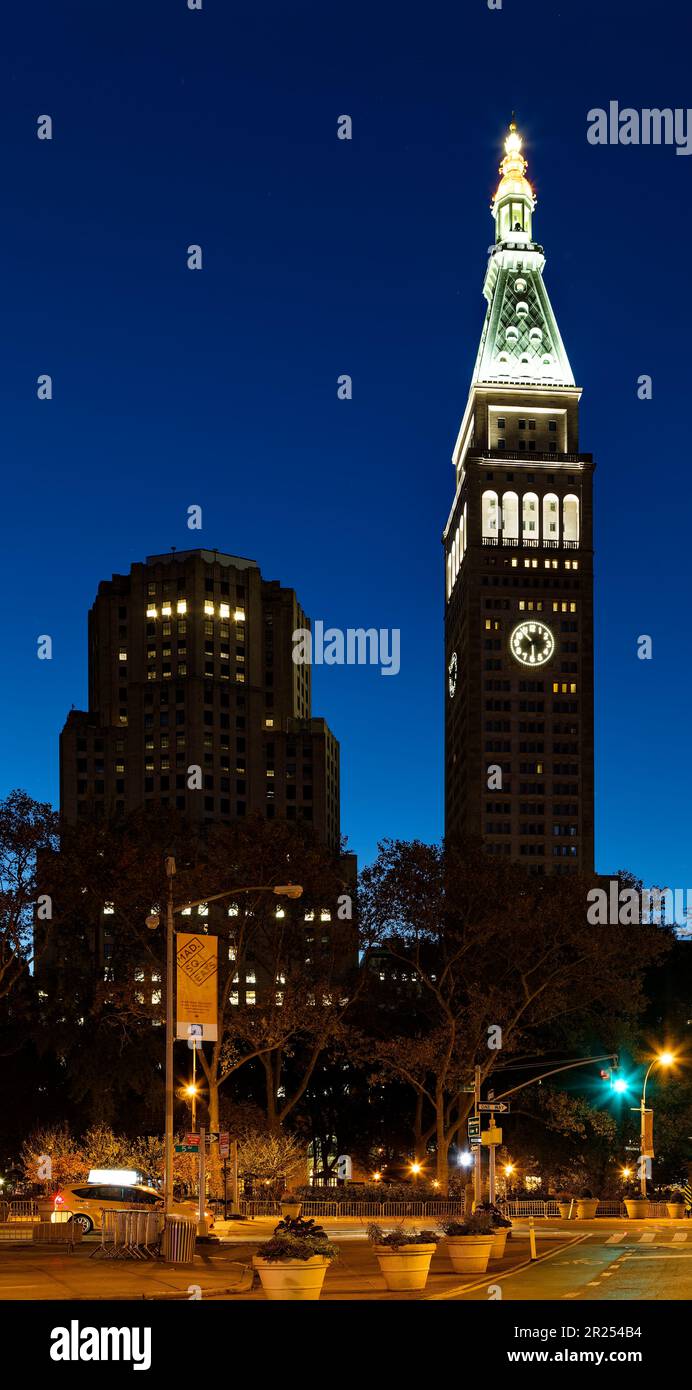 Der Metropolitan Life Insurance Company Tower und das begleitende North Building sind Leuchttürme, wenn der Madison Square Park in Manhattan im Morgengrauen eintrifft. Stockfoto