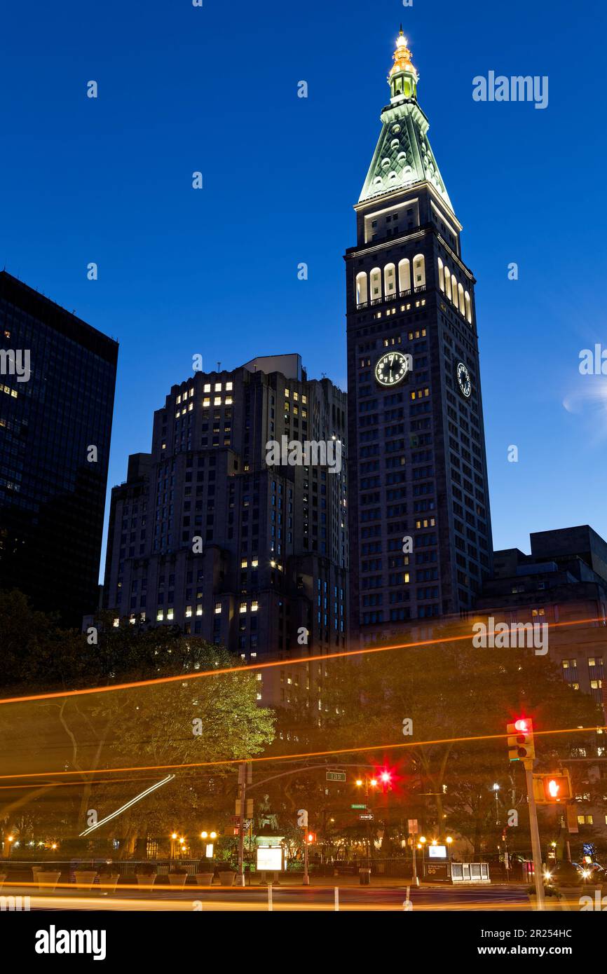 Der Metropolitan Life Insurance Company Tower und das begleitende North Building sind Leuchttürme, wenn der Madison Square Park in Manhattan im Morgengrauen eintrifft. Stockfoto
