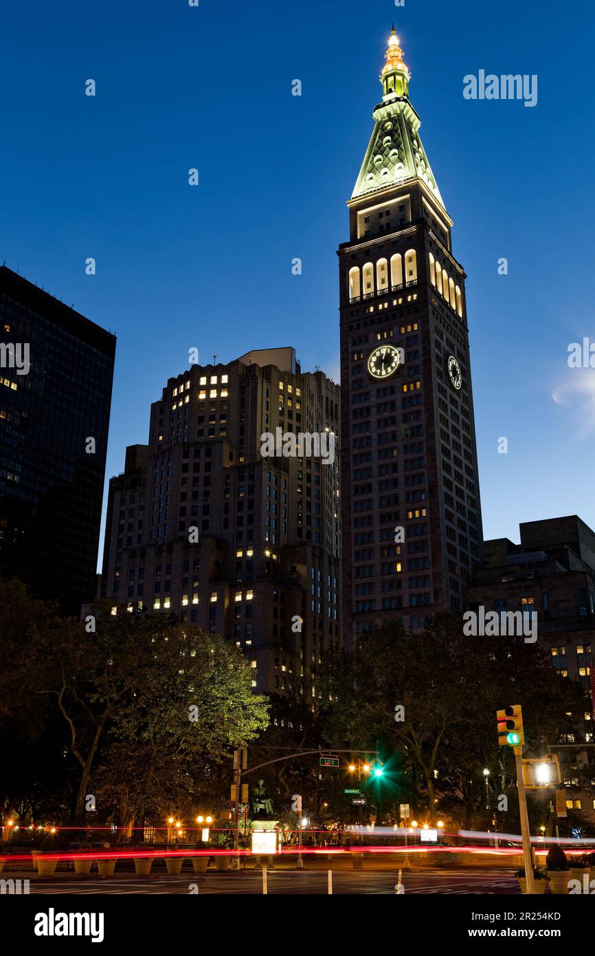 Der Metropolitan Life Insurance Company Tower und das begleitende North Building sind Leuchttürme, wenn der Madison Square Park in Manhattan im Morgengrauen eintrifft. Stockfoto