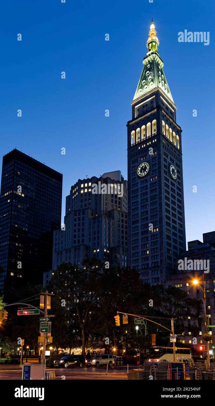 Der Metropolitan Life Insurance Company Tower und das begleitende North Building sind Leuchttürme, wenn der Madison Square Park in Manhattan im Morgengrauen eintrifft. Stockfoto