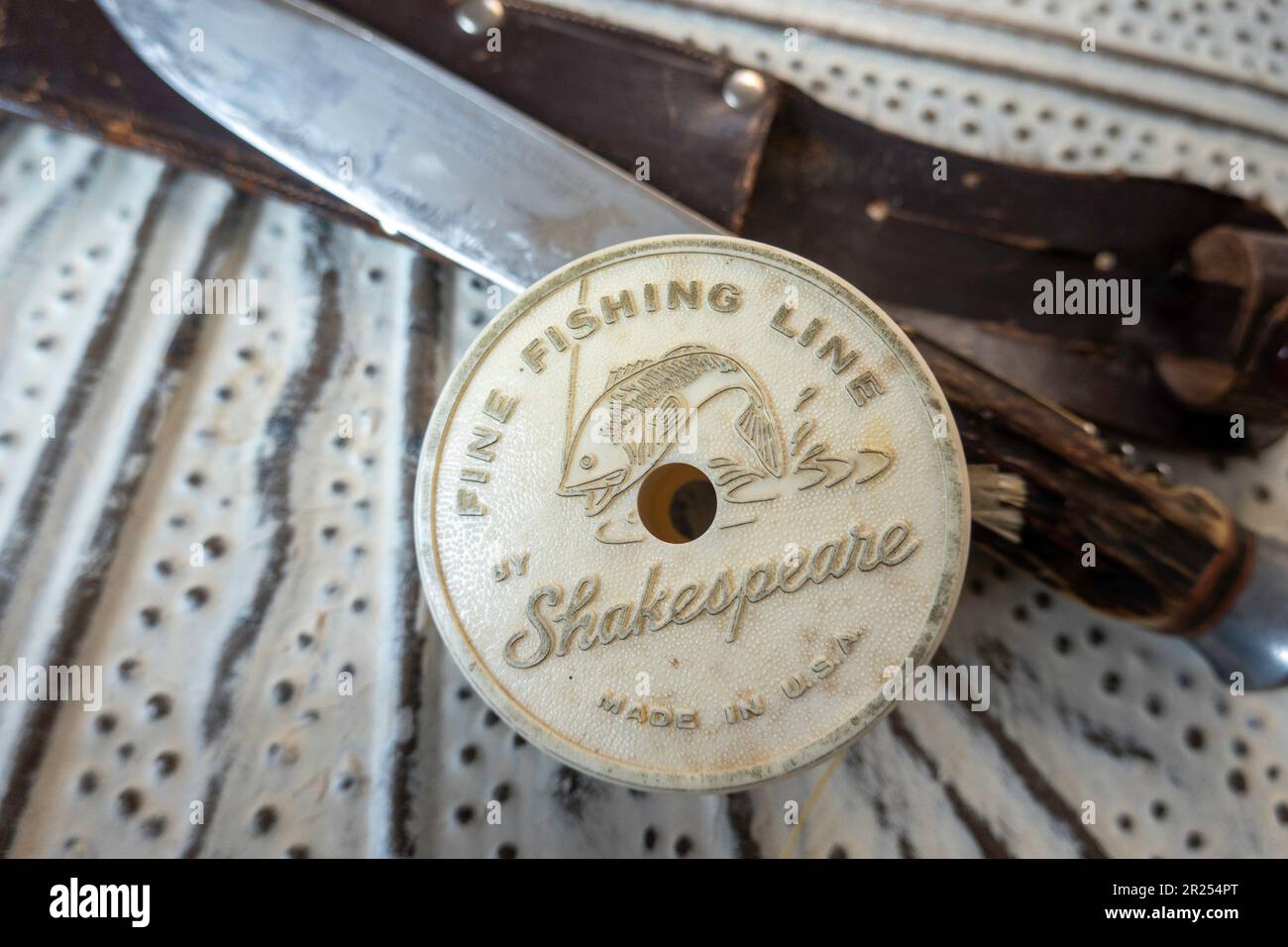 Vintage Spool of Shakespeare, feine Angelschnur entlang eines großen Jagdmessers, 2023, USA Stockfoto