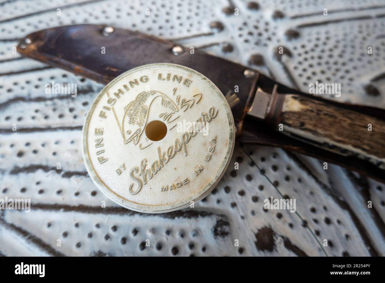 Vintage Spool of Shakespeare, feine Angelschnur entlang eines großen Jagdmessers, 2023, USA Stockfoto