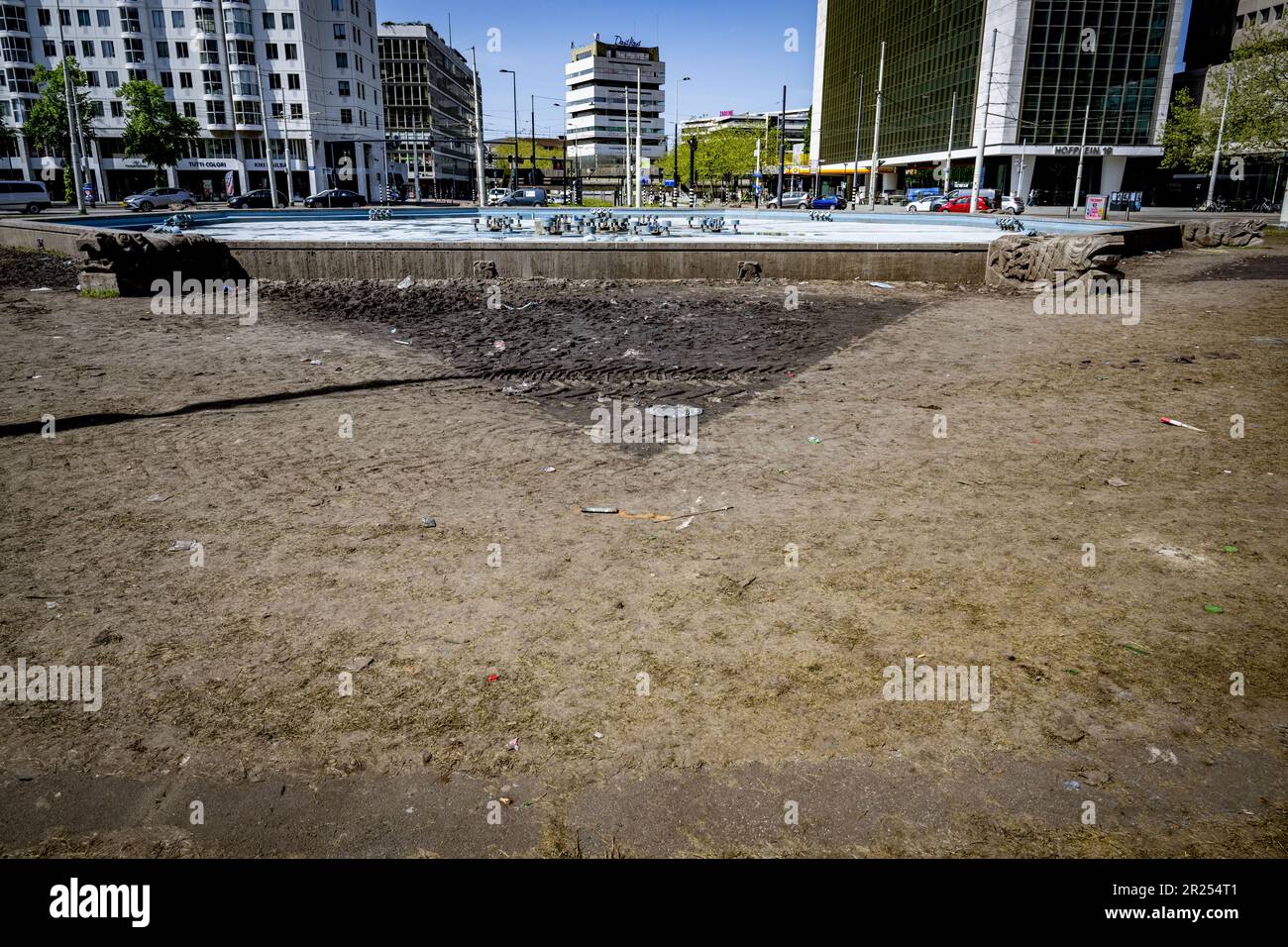 ROTTERDAM - das Wasser im Hofplein-Teich wurde weggepumpt, nachdem Anhänger den Teich nach dem Meisterschaftsspiel und während der Hommage Feyenoords in ein Schlammbecken verwandelt hatten. Während der Säuberungsarbeiten wurden Kleidungsstücke, Telefone und Schlüssel gefunden. ANP ROBIN UTRECHT niederlande raus - belgien raus Stockfoto