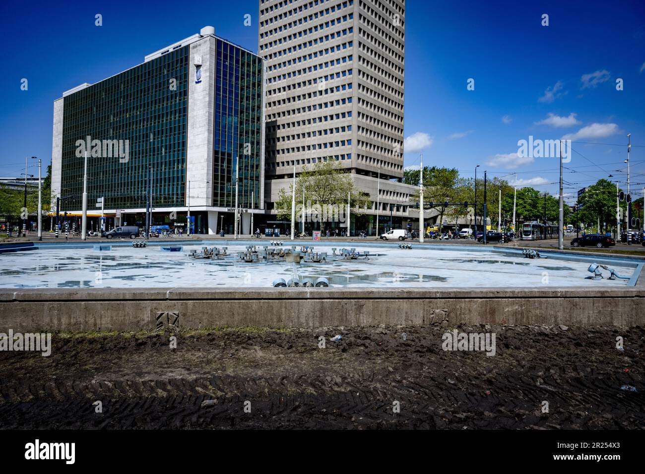 ROTTERDAM - das Wasser im Hofplein-Teich wurde weggepumpt, nachdem Anhänger den Teich nach dem Meisterschaftsspiel und während der Hommage Feyenoords in ein Schlammbecken verwandelt hatten. Während der Säuberungsarbeiten wurden Kleidungsstücke, Telefone und Schlüssel gefunden. ANP ROBIN UTRECHT niederlande raus - belgien raus Stockfoto