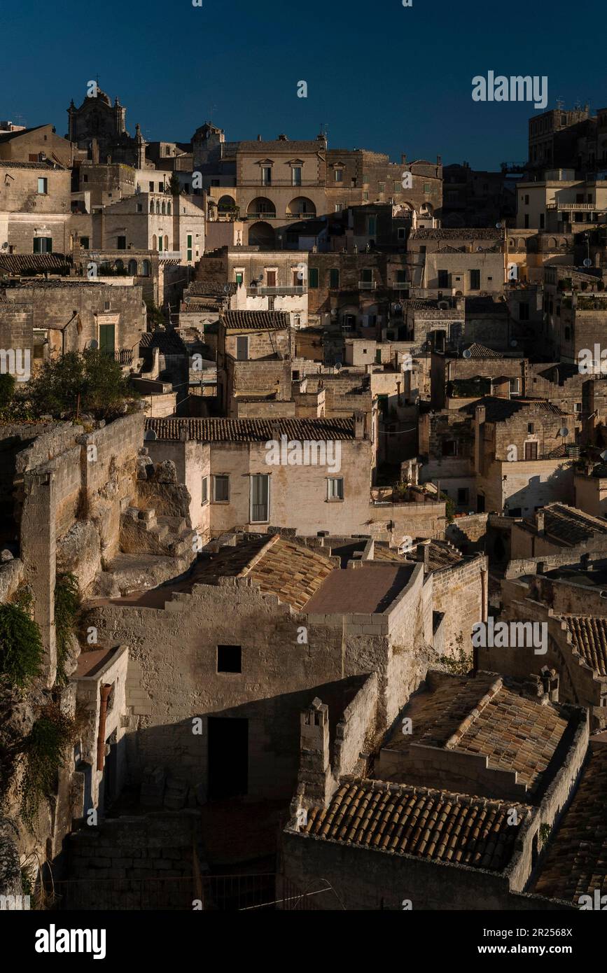 Matera, Basilicata, Italien, wo Troglodyten-Häuser in zwei unterirdischen Städten entstanden, die Sasso Caveoso und Sasso Barisano, zusammen bekannt als Sassi di Matera, wurden später von in Fels gehauenen christlichen Kirchen und Kapellen verbunden. Stockfoto