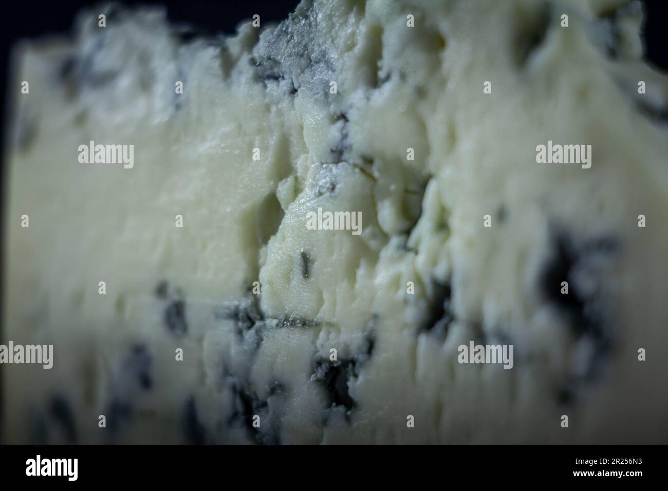 Bild eines Makrofotos eines Stücks französischen Blauschimmelkäses oder Fromage Bleu. Blauschimmelkäse ist halbweicher Käse mit einem scharfen, salzigen Geschmack. Es wird mit hergestellt Stockfoto