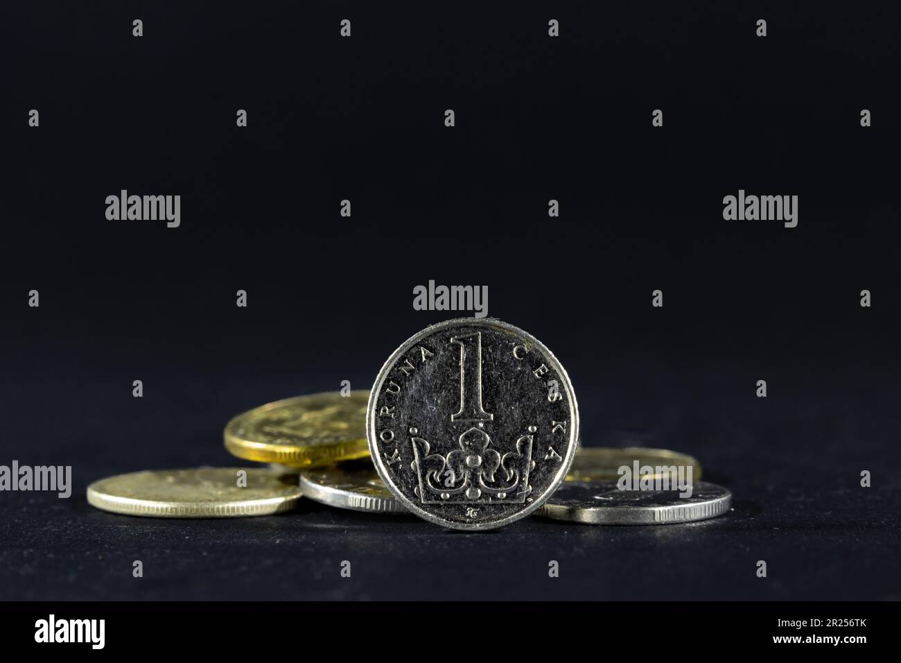 Bild einer Münze einer tschechischen Krone auf schwarzem Hintergrund. Die Krone ist seit 1993 die Währung der Tschechischen Republik. Die Krone i Stockfoto