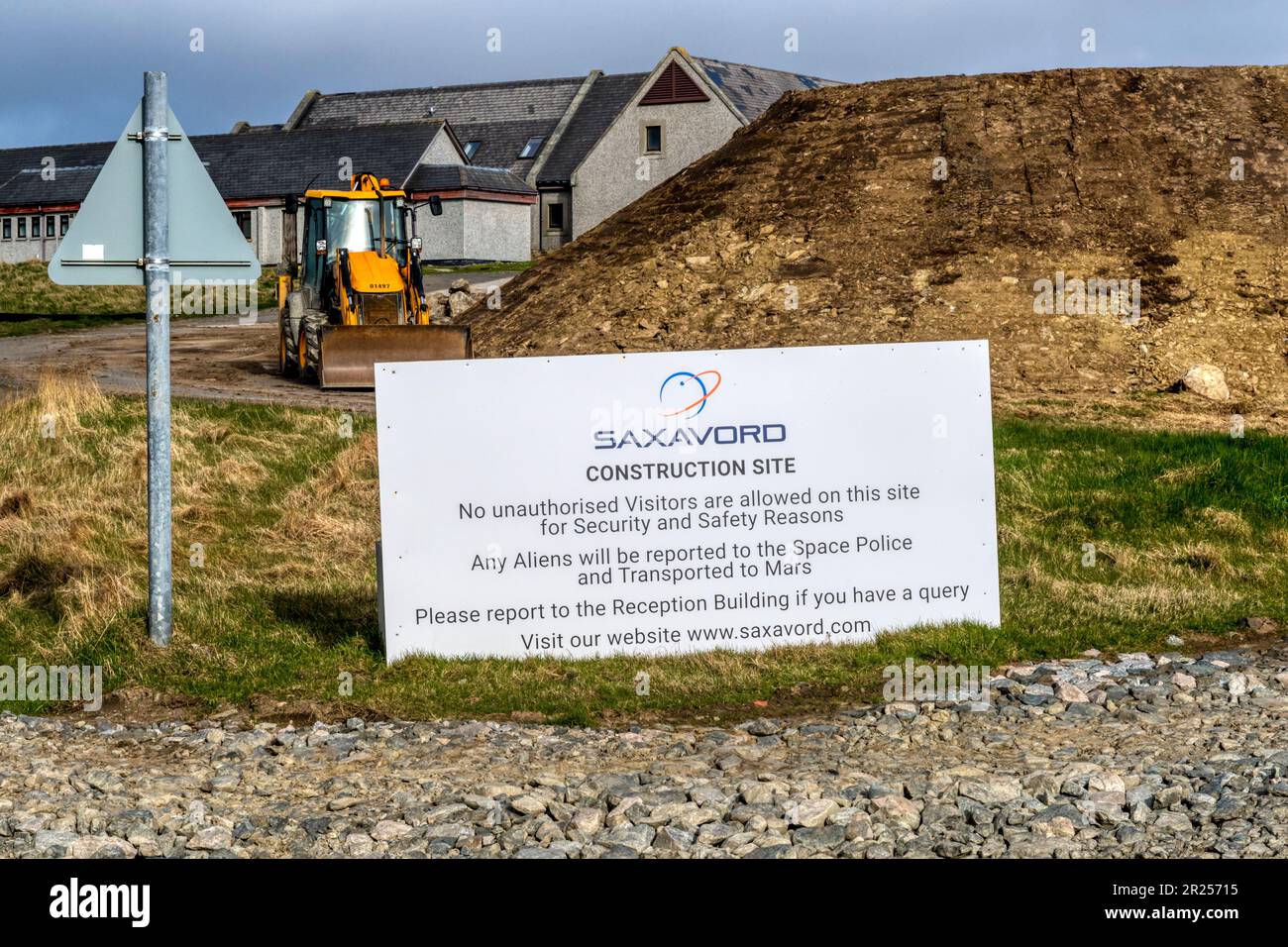Ein humorvolles Sicherheitsschild auf der sächsischen Baustelle auf Unst, Shetland. Stockfoto