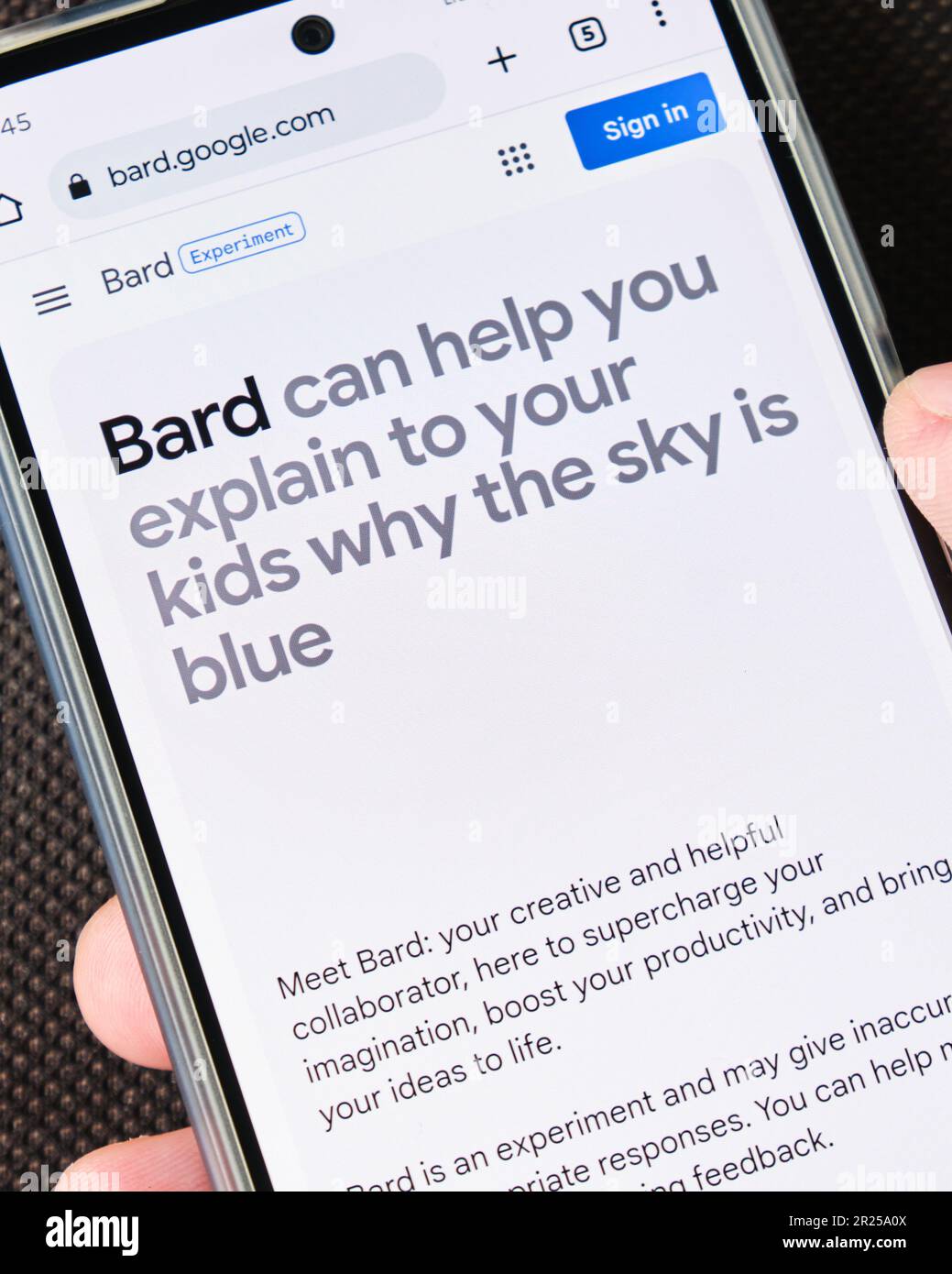 Google Bard AI Chat bot-Homepage auf dem Telefonbildschirm. Bard ist ein dialogorientierter, generativer Chatbot mit künstlicher Intelligenz, der auf einem großen Sprachmodell basiert Stockfoto